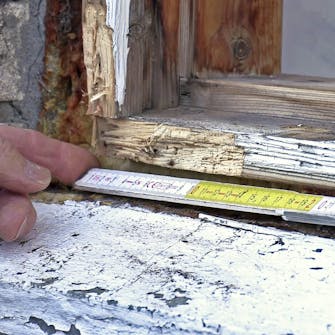 Lille rådskade i vinduesramme: Mål hullets længde og højde Lille rådskade i vinduesramme: Mål hullets længde og højde